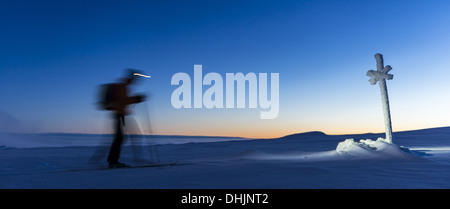 Skieur dans crépuscule, Laponie, Suède Banque D'Images
