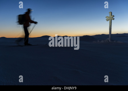 Skieur dans crépuscule, Laponie, Suède Banque D'Images