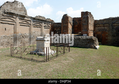 Le Temple de Vespasien et son petit autel en marbre face au côté est du forum de Pompéi en Italie. Le temple était dédié à Banque D'Images