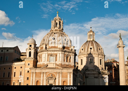 Dômes de Santissimo Nome di Maria et Santa Maria di Loreto églises et la colonne Trajane, Rome, Italie Banque D'Images