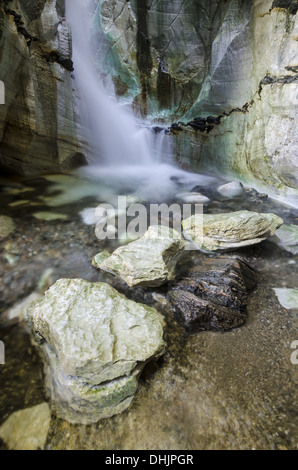 En cascade, grotte Trollkirka Norvège Banque D'Images