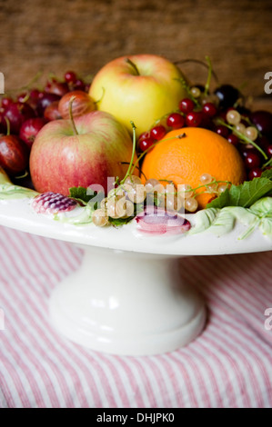 Bol de fruits avec des pommes, des oranges et des groseilles, fruits Banque D'Images