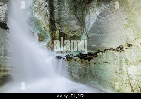 En cascade, grotte Trollkirka Norvège Banque D'Images