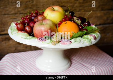 Bol de fruits avec des pommes, des oranges et des groseilles, fruits Banque D'Images