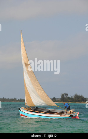 Un boutre de pêche, Benguerra Island, archipel de Bazaruto. Le Mozambique. L'Afrique de l'Est. Banque D'Images