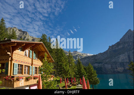 Chalet au lac Oeschinensee au soleil, Kandersteg, Oberland Bernois, Canton de Berne, Suisse, Europe Banque D'Images