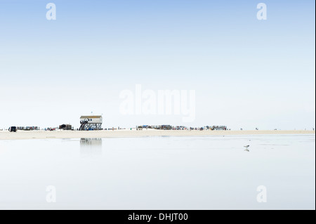 Des maisons sur pilotis sur la plage, à Sankt Peter-Ording, Parc National de la mer des Wadden, péninsule Eiderstedt, au nord de l'archipel Frison, Schleswig- Banque D'Images