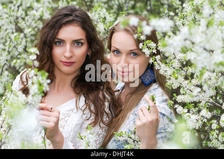 Deux jolies femmes caucasiennes Banque D'Images