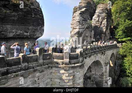 Les gens sur le pont de pierre, à la Bastei, Saxonien Suisse, Saxe, Allemagne, Europe Banque D'Images