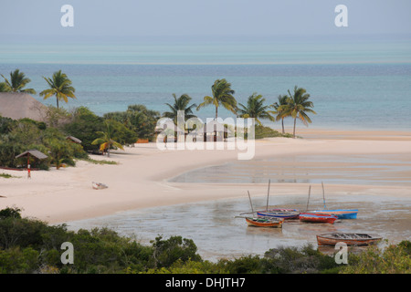 Des bateaux de pêche à marée basse. Archipel de Bazaruto, Benguerra Island. Le Mozambique. L'Afrique de l'Est. Banque D'Images