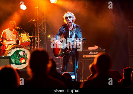 Birmingham, UK . 11Th Nov, 2013. Le groupe de rock des années 1970, réformé Mott The Hoople jouer le premier concert de leur tournée britannique au Birmingham Symphony Hall, le 11 novembre 2013. Le chanteur Ian Hunter avec des lunettes noires. © John Bentley/Alamy Live News Banque D'Images