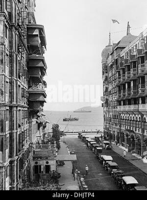 Vue sur le paquebot de ligne 'Cleveland' dans une rue avec des voitures en stationnement et le Taj Mahal Hotel à Mumbai, Inde, photographie non datée (1911/1913). L'image a été prise par le photographe allemand Oswald Lübeck, l'un des premiers représentants de la photographie de voyage et de photographie à bord des navires Les navires à passagers. Photo : Deutsche Fotothek/Oswald Lübeck Banque D'Images