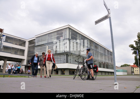 Bâtiment principal du collège sous le ciel assombri, Bauhaus, Dessau, Saxe-Anhalt, Allemagne, Europe Banque D'Images