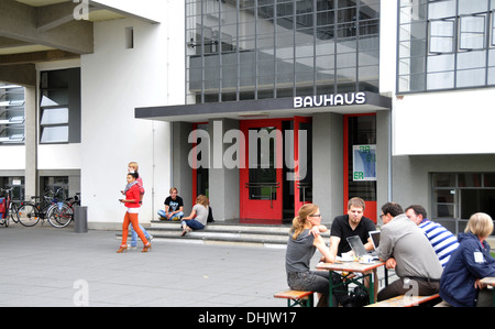 Les gens en face de l'édifice principal du collège, Bauhaus, Dessau, Saxe-Anhalt, Allemagne, Europe Banque D'Images