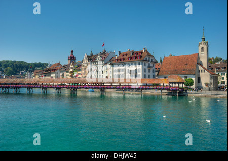 Reuss avec pont de la chapelle, Lucerne, Lucerne, Suisse, Europe Banque D'Images