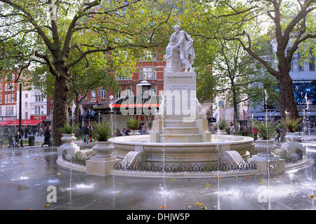 Fontaine en marbre à Leicester Square Gardens avec statue de William Shakespeare, Londres UK Banque D'Images