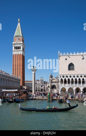 Aviron Gondoliere gondola de touristes en face de Piazza San Marco avec Campanile tower, Venise, Vénétie, Italie, Europe Banque D'Images