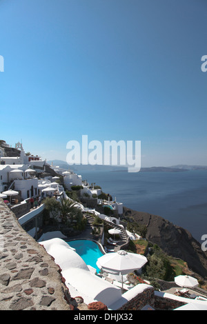 Terrasse sur la mer Méditerranée sur l'île de Santorin (Grèce) Banque D'Images