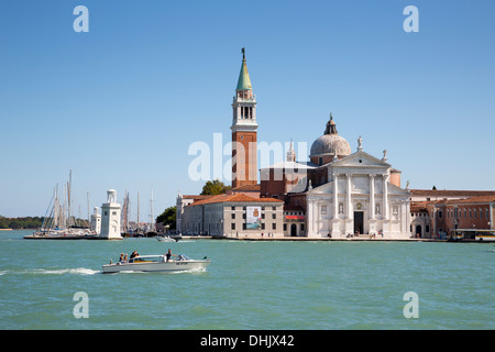 Taxi de l'eau en face de Isola di San Giorgio Maggiore island, Venise, Vénétie, Italie, Europe Banque D'Images