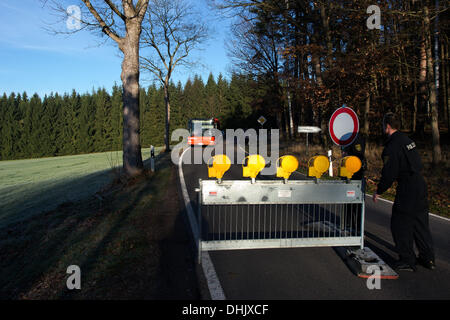 Karsdorf, Allemagne. 12 nov., 2013. Policiers bloquer une route à cause de la levée de plusieurs des bombes aériennes de la DEUXIÈME GUERRE MONDIALE dans l'Dippoldiswalder à Karsdorf Heide, Allemagne, 12 novembre 2013. Onze bombes ont à être désamorcée non loin de Dresde. La zone a été bloqué et le trafic a été redirigé. Les bombes ont été larguées par un groupe de bombardiers américains qui a volé une attaque le 17 avril 1945 à Dresde, qui déjà était en ruines. Photo : ARNO BURGI/dpa/Alamy Live News Banque D'Images