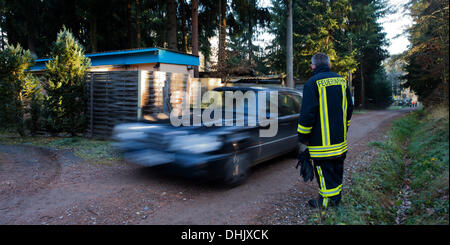 Karsdorf, Allemagne. 12 nov., 2013. Les résidents d'un site de camping doivent partir avant la levée de plusieurs des bombes aériennes de la DEUXIÈME GUERRE MONDIALE dans l'Dippoldiswalder à Karsdorf Heide, Allemagne, 12 novembre 2013. Onze bombes ont à être désamorcée non loin de Dresde. La zone a été bloqué et le trafic a été redirigé. Les bombes ont été larguées par un groupe de bombardiers américains qui a volé une attaque le 17 avril 1945 à Dresde, qui déjà était en ruines. Photo : ARNO BURGI/dpa/Alamy Live News Banque D'Images