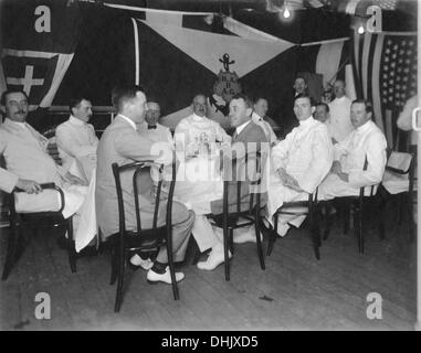 Les croisières du Hambourg America Line, autour de 1911/1913. Un groupe d'hommes mangent ensemble sur le pont pendant une partie ( ?) à bord d'un paquebot, dans les eaux internationales, sans date (4091) 1911/1913. L'image a été prise par le photographe allemand Oswald Lübeck, l'un des premiers représentants de la photographie de voyage et de photographie à bord des navires Les navires à passagers. Photo : Deutsche Fotothek/Oswald Lübeck Banque D'Images