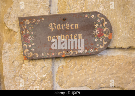 Inscription faite d'une tuile et décoré avec de la peinture folklorique disant    zone de stationnement interdit, marbach, Bade-Wurtemberg, Allemagne Banque D'Images