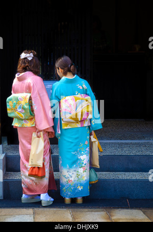 Deux jolies jeunes femmes portant de belles couleurs vives, kimono traditionnel. Banque D'Images