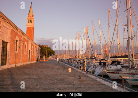 Marina sur Isola di San Giorgio Maggiore island avec Chiesa di San Giorgio Maggiore, au lever du soleil, Venise, Vénétie, Italie, Eur Banque D'Images