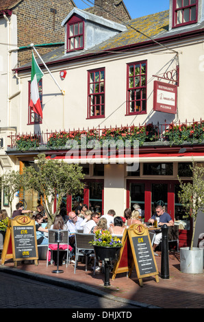 Petit restaurant italien, occupé avec diners en plein air au cours de l'été anglais. Ruelles de Brighton, Sussex dans le sud de l'Angleterre UK coin café en plein air Bretagne Banque D'Images