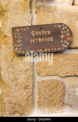 Inscription faite d'une tuile et décoré avec de la peinture folklorique disant    zone de stationnement interdit, marbach, Bade-Wurtemberg, Allemagne Banque D'Images