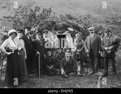 Image d'un groupe famille Sami auprès des touristes de la HAPAG Hambourg en face de leur maison de la terre près de Tromsø, Norvège, sans date (4091 en 1912). L'image a été prise par le photographe allemand Oswald Lübeck, l'un des premiers représentants de la photographie de voyage et de photographie à bord des navires Les navires à passagers. Photo : Deutsche Fotothek/Oswald Lübeck Banque D'Images