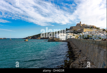 L'Europe, Espagne, îles Baléares, Eivissa (Ibiza), vue sur la vieille ville (Dalt Vila) du port Banque D'Images