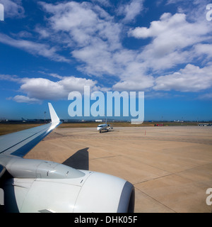 Aile d'avion à l'aéroport avec en aéronef avec ciel bleu Banque D'Images