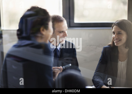 Trois personnes assises et de discuter à une réunion d'affaires Banque D'Images