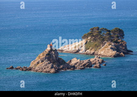 Islands Katic et Høvringen dans la baie de la ville de Petrovac, Monténégro Banque D'Images