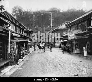 Scène de rue avec vue sur les "Cent Marches Tea House à Yokohama, au Japon, entre 1911 et 1913. L'image a été prise par le photographe allemand Oswald Lübeck, l'un des premiers représentants de la photographie de voyage et de photographie à bord des navires Les navires à passagers. Photo : Deutsche Fotothek/Oswald Lübeck Banque D'Images