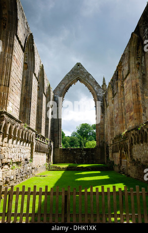 Bolton Abbey près de Skipton Wharfedale Yorkshire Angleterre Nord Yorkshire Dales Banque D'Images