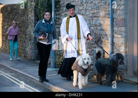 Vicaire de St Mary's Church avec ses caniches sur le souvenir parade de dimanche à Hay-on-Wye Powys Pays de Galles UK Banque D'Images