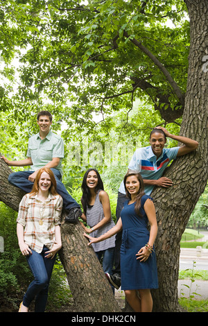 Cinq jeunes amis autour d'un arbre Banque D'Images