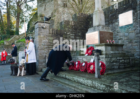 Le dépôt de gerbes au Monument commémoratif sur le souvenir dimanche à Hay-on-Wye Powys Pays de Galles UK Banque D'Images