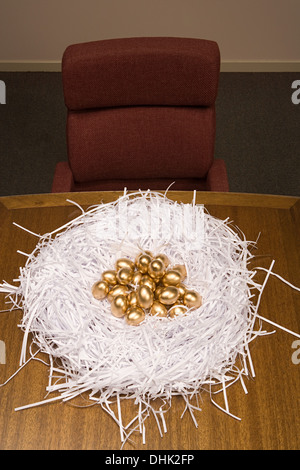 Les oeufs d'or dans un nid de papier Banque D'Images