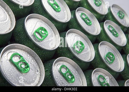 Les canettes en aluminium dans des gouttes d'eau Banque D'Images