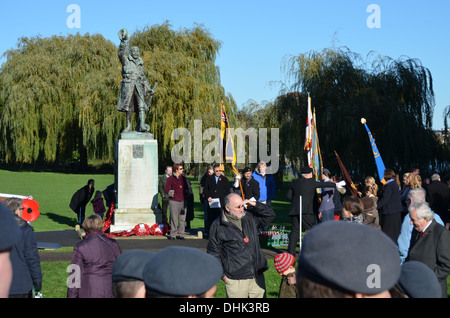 RemembranceSundayat WarMemorial Twickenham comme tout au long de l'theUK deux minutes de silence les bandes Play(Lecture) : pour honorer les morts de wws 2 Banque D'Images