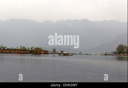 Dans les péniches Shikara et le lac Dal à Srinagar, au Cachemire, en Inde avec l'eau du lac. Banque D'Images