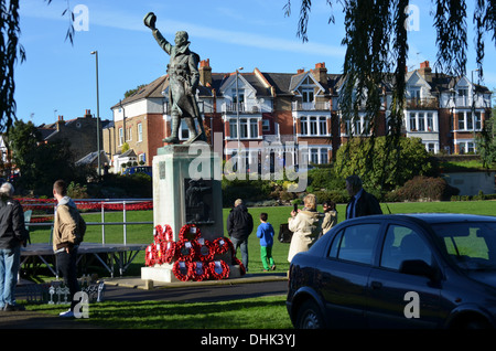 RemembranceSundayat WarMemorial Twickenham comme tout au long de l'theUK deux minutes de silence les bandes Play(Lecture) : pour honorer les morts de wws 2 Banque D'Images