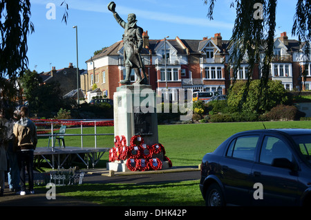 RemembranceSundayat WarMemorial Twickenham comme tout au long de l'theUK deux minutes de silence les bandes Play(Lecture) : pour honorer les morts de wws 2 Banque D'Images