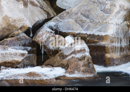 Des roches couvertes de glace, Finnskogen, Norvège Banque D'Images