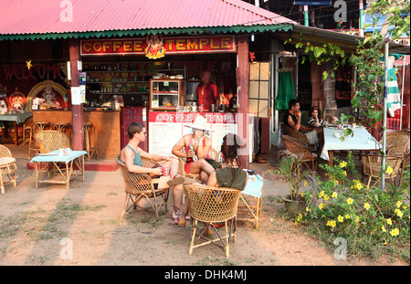 Les gens assis à l'extérieur d'un café de Varkala, Inde. Banque D'Images