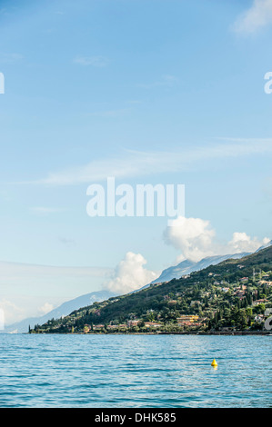 Vue sur le lac près de près de Torri del Benaco, Lago di Garda, province de Vérone, Italie du Nord, Italie Banque D'Images